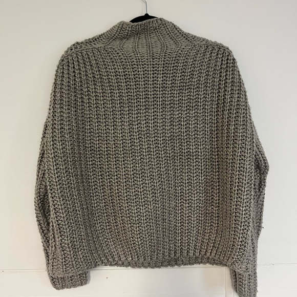 Kendall and Kylie sweater from pacsun circa 2015 - Picture 2 of 3